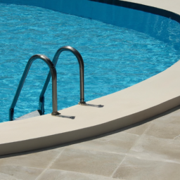 Profitez d'une installation rapide et facile avec une piscine extérieure à coque Frejus